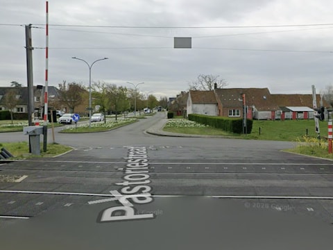 Aan de overweg in de Pastoriestraat moesten treinen stapvoets rijden tijdens de storing.