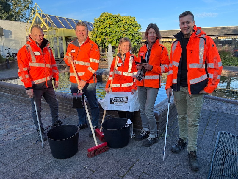 Medewerkers en bestuurders van Verko ruimden 100 kilogram sluikstort op.