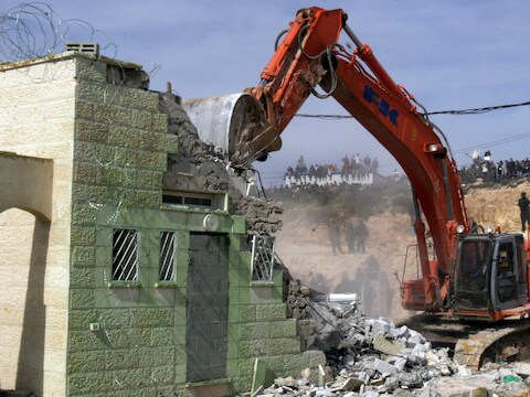 In 2006 werden er al huizen gesloopt in Amona door het Israëlische leger. Honderden mensen werden uit hun huizen verwijderd.
