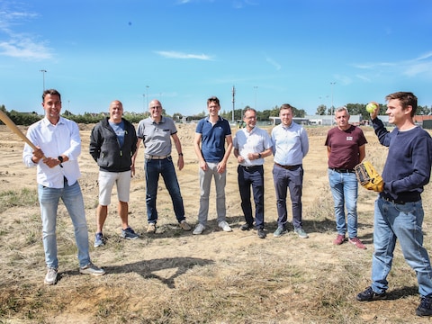 Schepen Klaas Verbeke (links) met medewerkers van de stad, de architect en 