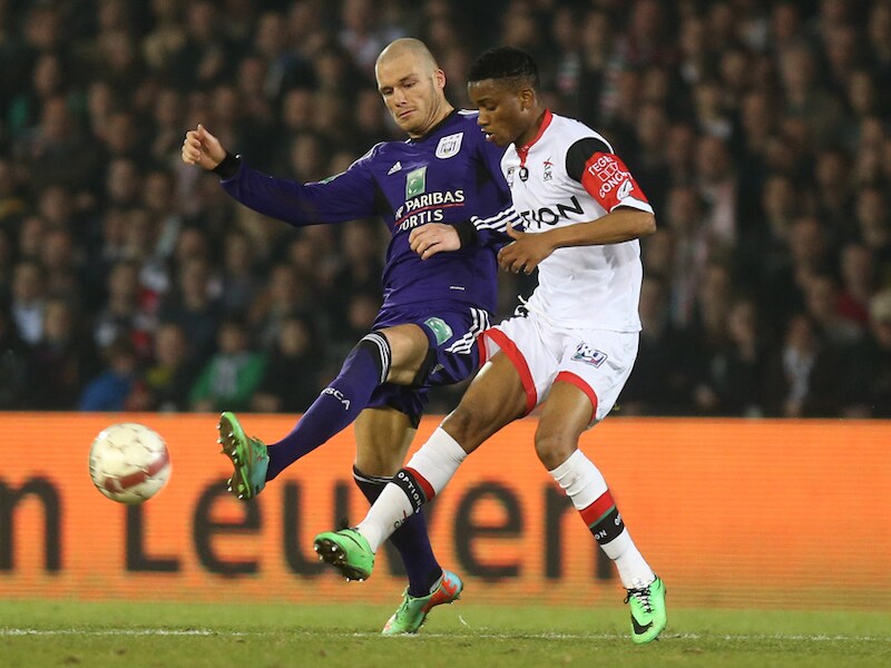 Nuytinck in duel met Ibou Sawaneh gisteravond op 'den Dreef'.