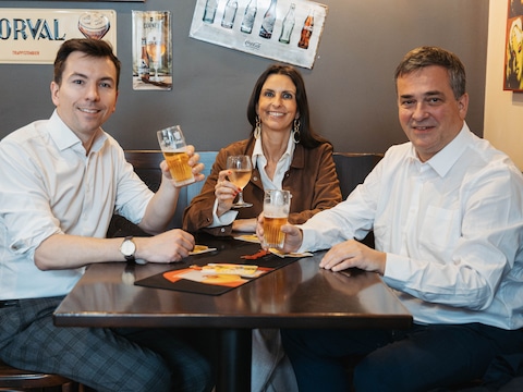 Vlaams parlementsleden Toon Vandeurzen, Kris Declercq en An Christiaens stellen hun caféplan voor