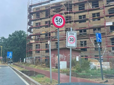 Deze verkeersborden in de Drie Eikenstraat zorgen voor wat verwarring op sociale media.