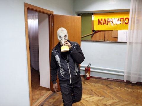 Een pro-Russische activist vandaag in het gemeentehuis in Marioepol.