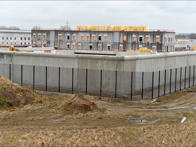 De nieuwe gevangenis in aanbouw, foto uit april 2013.