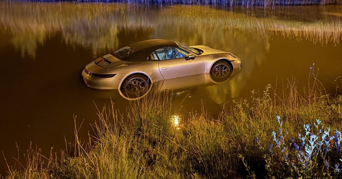 Bestuurder (22) mist bocht en komt met Porsche in water terecht in Knokke-Heist