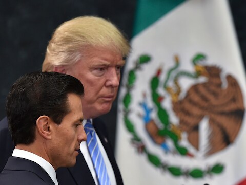Donald Trump (rechts) op bezoek bij de Mexicaanse president Peña Nieto.