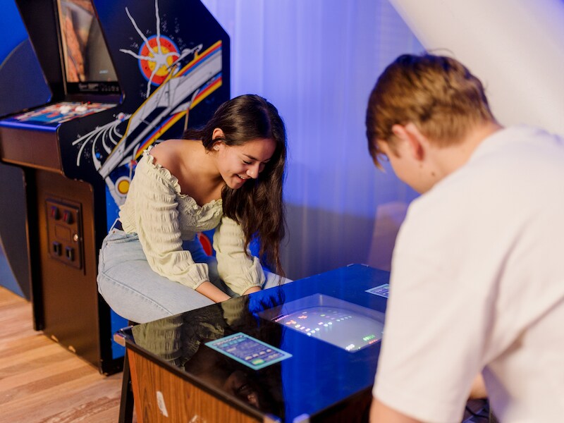 'Game On' is ook 'hands-on': er staan speelkastjes waarop je games van weleer, in hun oorspronkelijke staat, kunnen spelen.