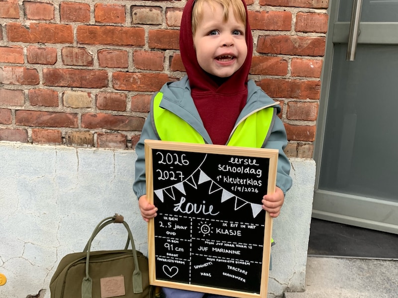 Louie uit Niel zet zijn eerste stapjes in de kleuterschool
