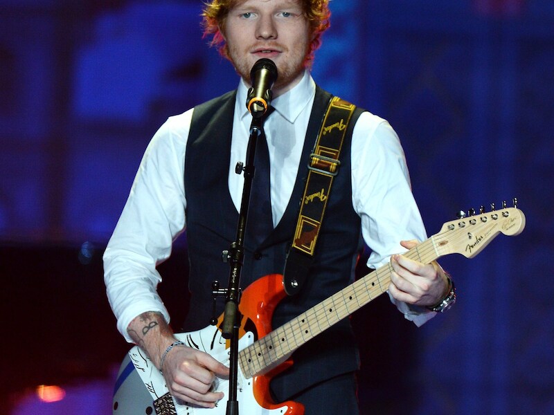 Ed Sheeran op het podium.