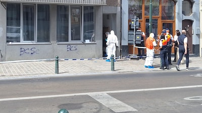 Overleden man aangetroffen in appartementsgebouw in Brussel, verdachte (64) opgepakt: politie sluit omgeving af
