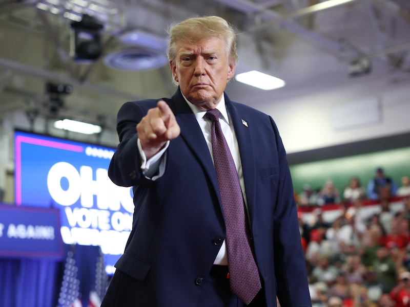 Trump schrapt campagnebijeenkomsten en sneert naar journalist na vraag over vermoeidheid: “Je ziet er niet uit”