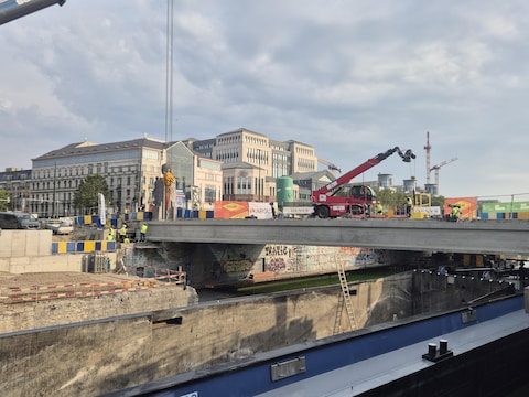 De balken werden met zware hijsapparatuur van het schip getild en op hun definitieve plaats gelegd