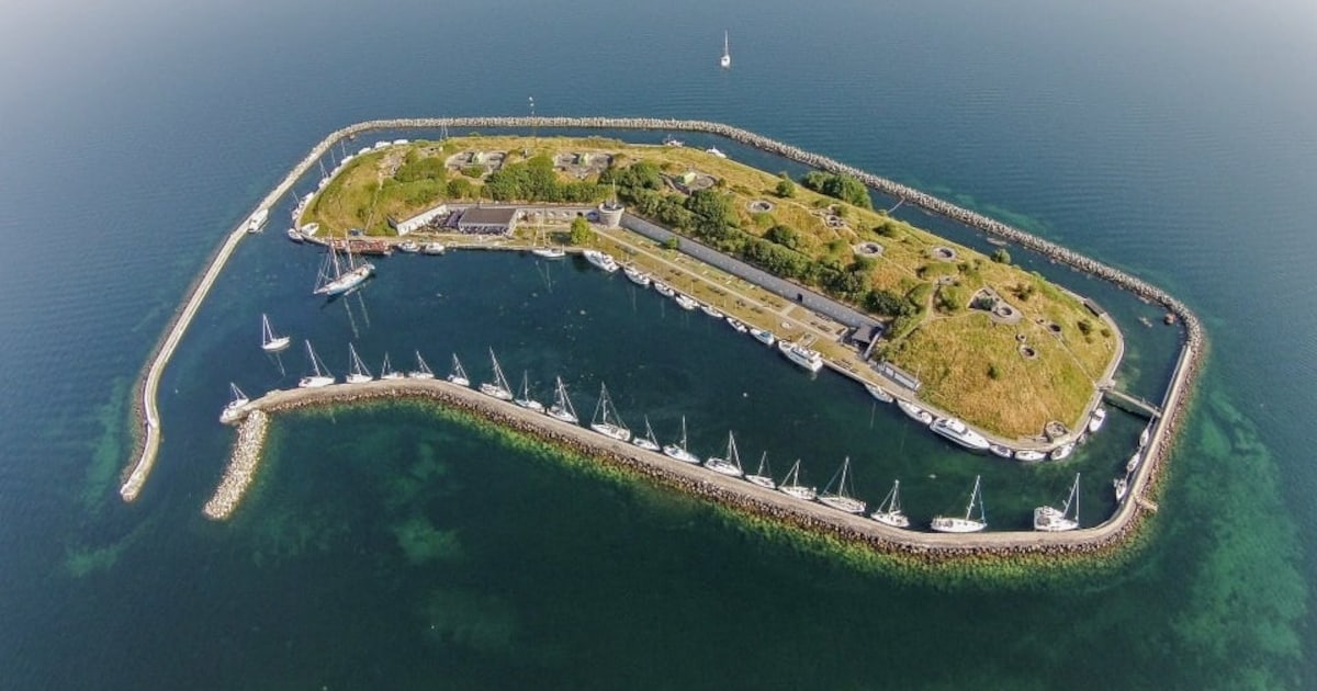 Je eigen koninkrijk op zee: historisch forteiland staat te koop