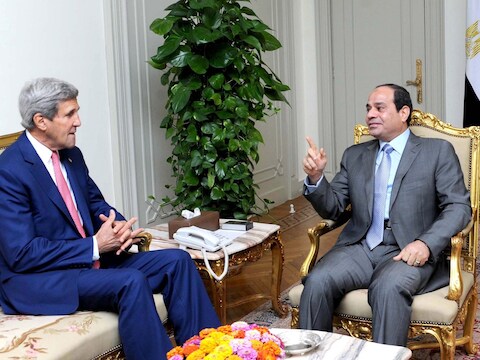 Amerikaans Buitenlandminister John Kerry en Egyptisch president Abdel Fattah al-Sissi (rechts).