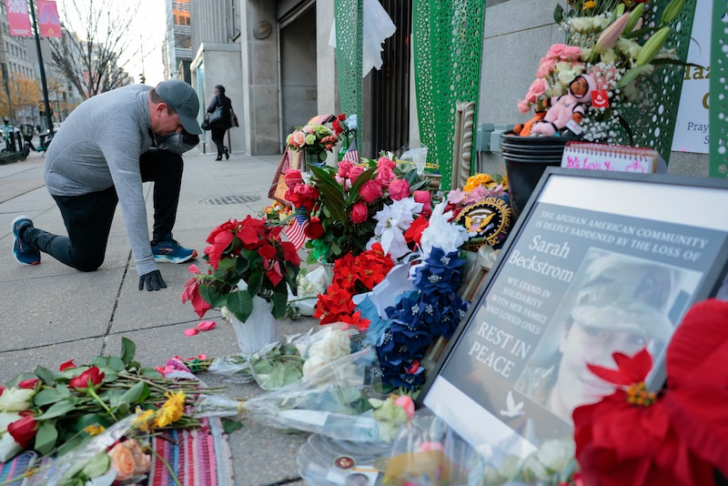 Un transeúnte reza en el monumento a las víctimas del atentado en Washington. (12/01/25) 