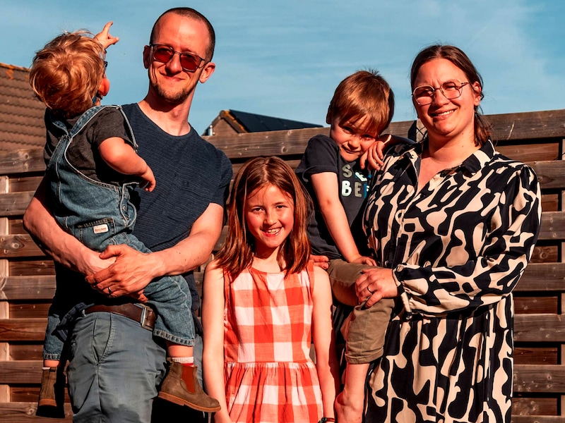 Het gezin Denoo uit Zedelgem: papa Sil met in zijn armen pleegzoontje Remi, Anna en mama Charlot met Bas.