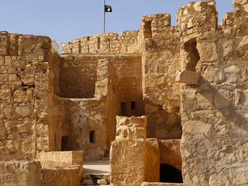 De vlag van IS wappert bovenop een kasteel in Palmyra.
