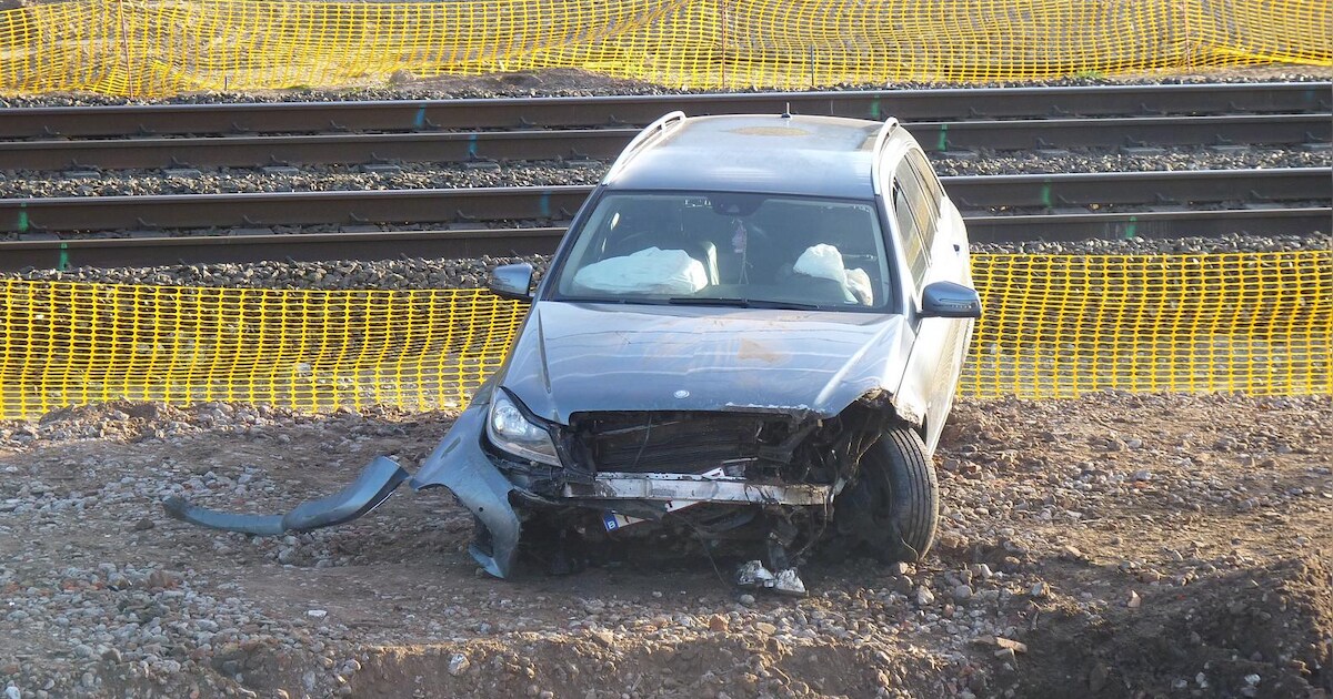 Drie jongeren donderen met wagen van afgesloten spoorwegbrug