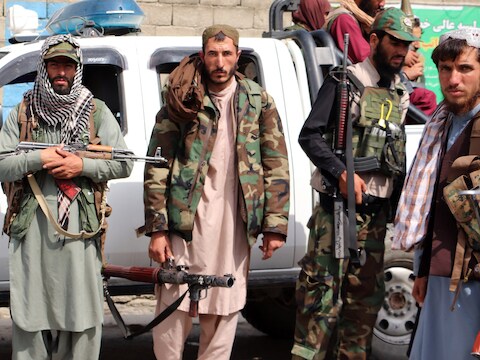 Talibanstrijders patrouilleren in de straten van Kaboel.