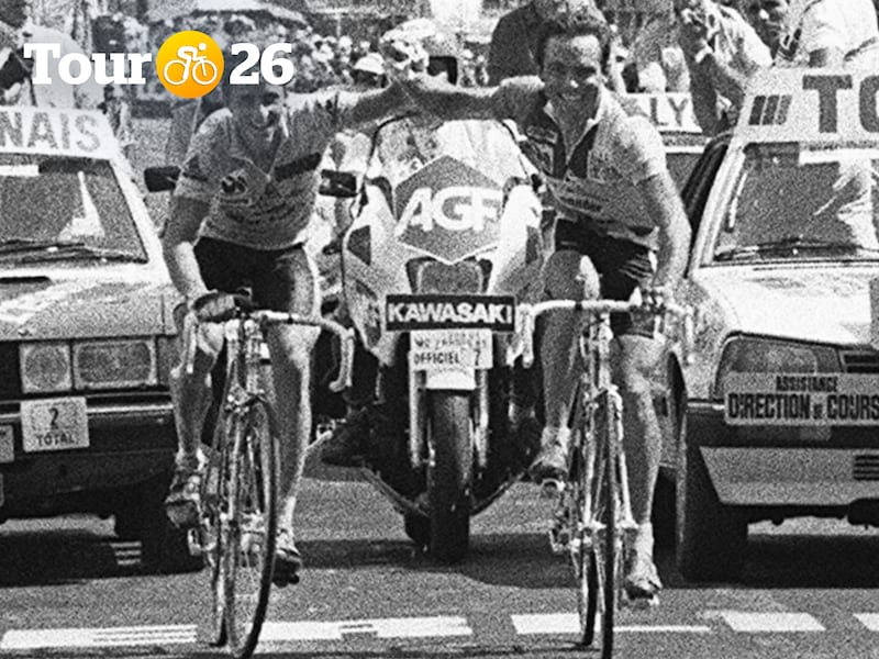 Het verhaal van de smerigste Tour ooit: ze kwamen hand in hand over de meet op Alpe d’Huez, maar konden elkaars bloed drinken