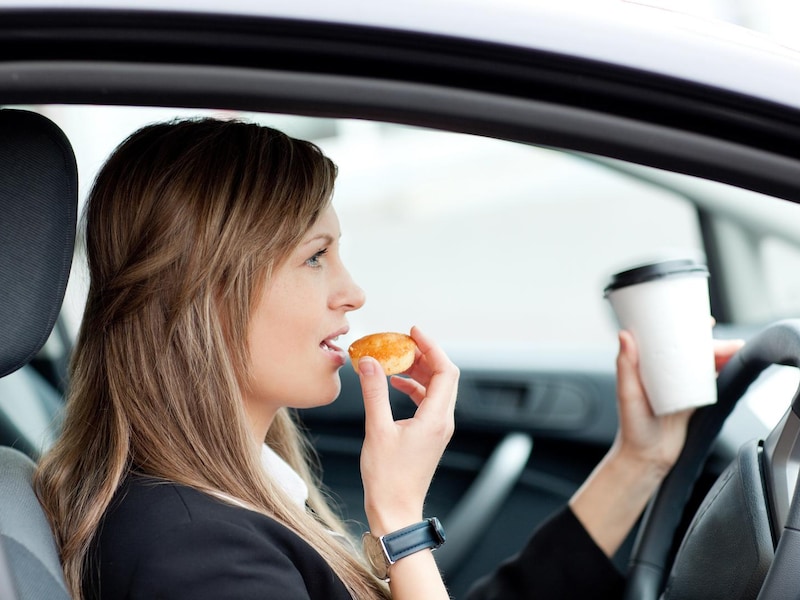 Onderweg ontbijten zorgt ervoor dat je meer eet, omdat je gedachteloos kauwt door de afleiding uit je omgeving.