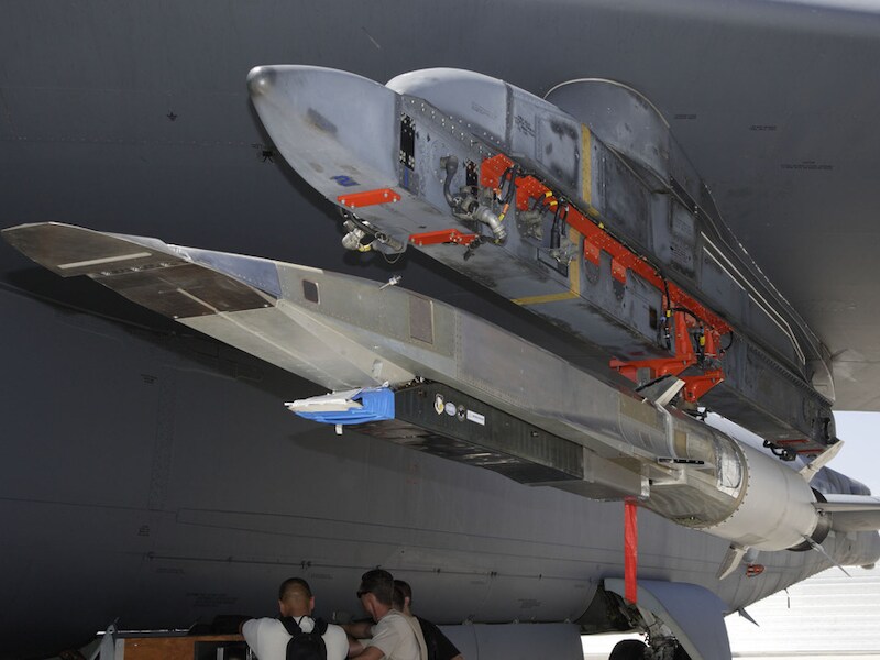 De WaveRider onder de vleugel van een B52-bommenwerper.