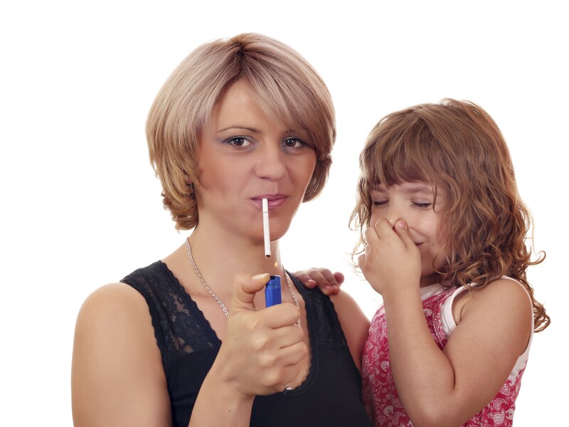 De wand van een hoofdader was aanzienlijk dikker bij kinderen waarvan beide ouders roken.