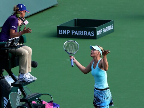 Maria Sharapova heeft het aan de stok met de umpire.