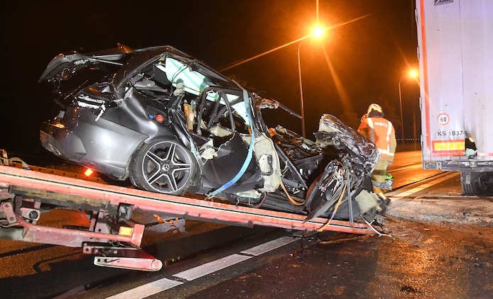 Auto slaat te pletter tegen achterzijde van geparkeerde oplegger, langs de Noorderring in Ieper.