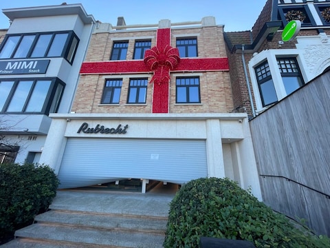 Het inbraakwerende rolluik en de veiligheidsdeuren van Rubrecht Juweliers werden geforceerd. 