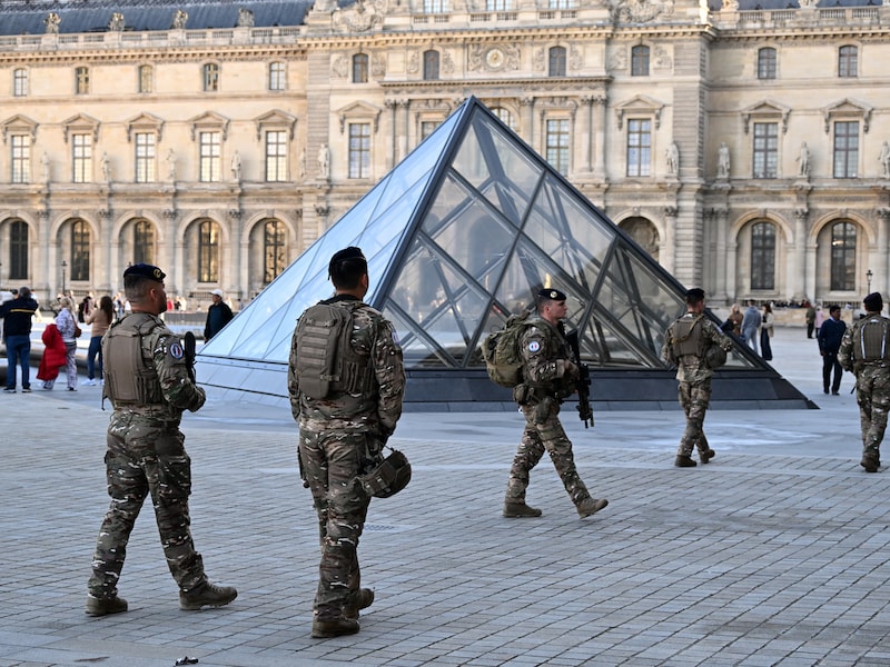 Soldaten patrouilleren aan het Louvre in Parijs. 