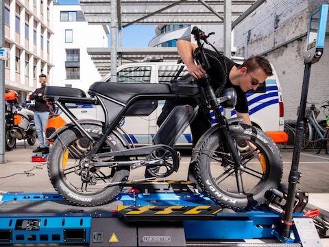 Jongeman rijdt met opgedreven bromfiets: “Een strenge waarschuwing dringt zich op”