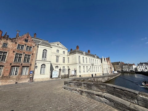 Het schoolgebouw aan de Spiegelrei in Brugge