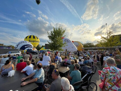 Zondagavond gingen de ballonnen wel op in Deinze.