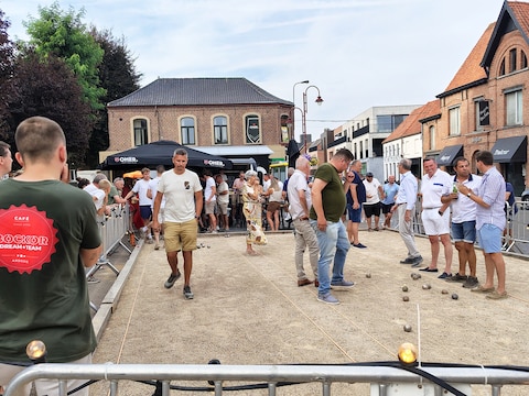 De sfeer zat er goed in tijdens het petanquetornooi.