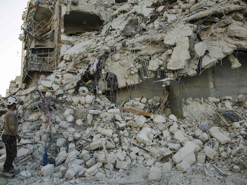 Restanten van gebombardeerde gebouwen in Aleppo, ter illustratie.