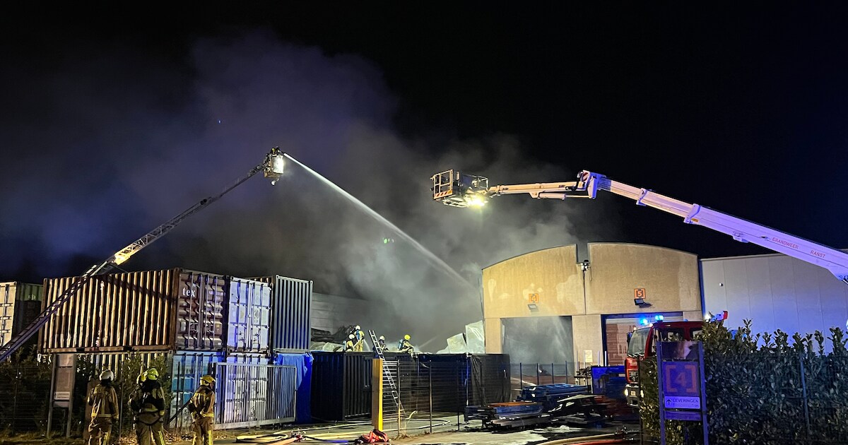 Brandweer rukt massaal uit voor uitslaande bedrijfsbrand in Ranst ...