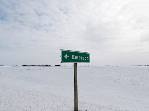 Een verkeersbord voor Emerson, nabij de grens tussen de VS en Canada. Vluchtelingen komen vaak te voet in Canada toe.