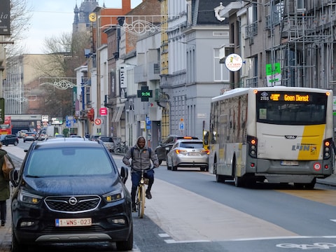 Archiefbeeld van een bus van De Lijn, in de Doorniksewijk in Kortrijk.