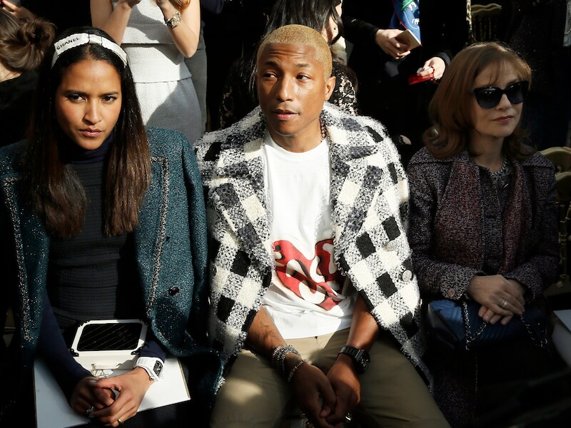 Pharrell Williams en zijn vrouw tijdens de Paris Fashion Week, in maart vorig jaar.
