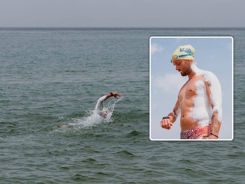 Goed ingesmeerd tegen onder meer het zoute water en de zon: Matthieu Bonne is aan zijn wereldrecordpoging begonnen.