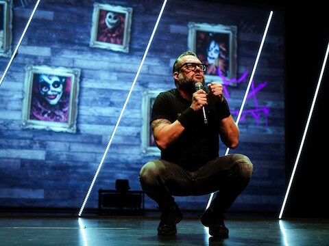 Alex Agnew met zijn ‘Wake Me Up When It’s Over’ in de Antwerpse Stadsschouwburg.
