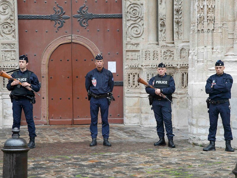 Agenten in Saint-Etienne-du-Rouvray.