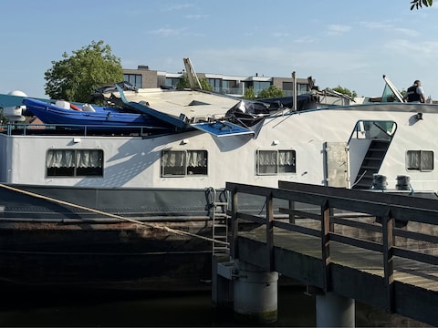 De cabine raakte zwaar beschadigd na een aanvaring op het kanaal Brugge-Oostende.