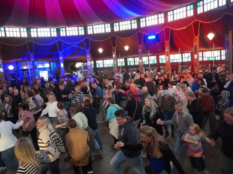 Spiegeltent verschijnt ook dit najaar weer op het Dorpsplein