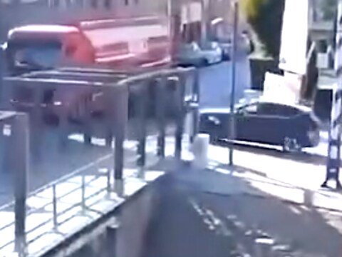 Een fragment uit het filmpje van het ongeval in het centrum van Roesbrugge, waarop te zien is hoe de personenwagen inrijdt op de zijkant van de tankoplegger met benzine.