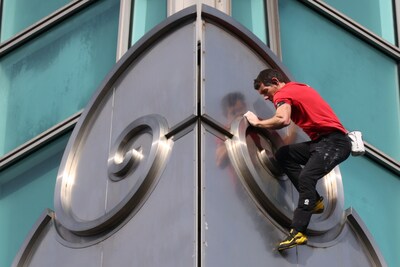 https://images.hln.be/OTE1OTE2YTA4Yjg4NDNlMjBlMTQvZGlvLzI2OTEzNzg1OS9maXQtd2lkdGgvNDAw/epaselect-epa12678930-us-rock-climber-alex-honnold-climbs-the-taipei-101-skyscraper-building-in-taipei-taiwan-25-january-2026-epa-ritchie-b-tongo