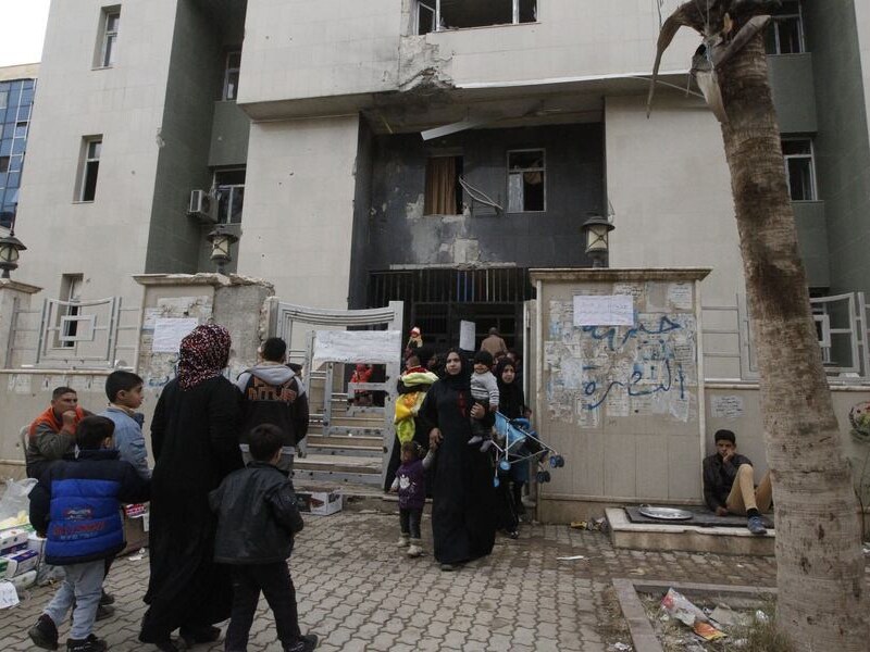 Ouders in de Syrische stad Raqqa leveren hun kinderen af voor een poliovaccinatie, een van de onderdelen van het hulpprogramma.