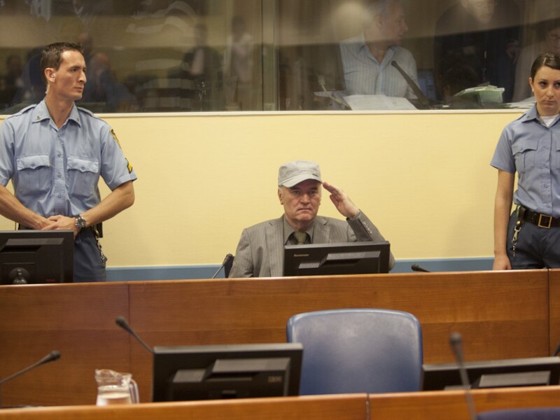 Ratko Mladic brengt een legergroet bij het binnenkomen van de gerechtszaal.